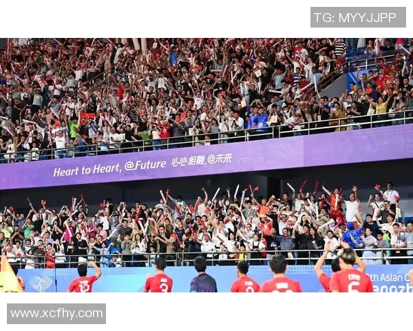 香港足球明星队抵达深圳机场展现风采引发球迷热烈欢迎 香港足球明星队抵达深圳机场展现风采引发球迷热烈欢迎