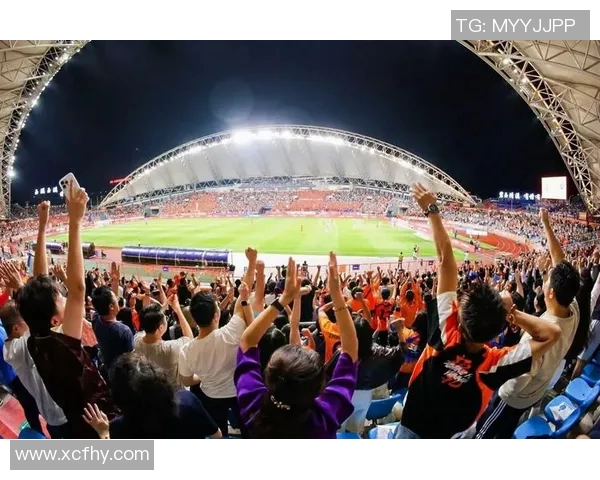 热爱足球的男生们为偶像呐喊助威的激情瞬间